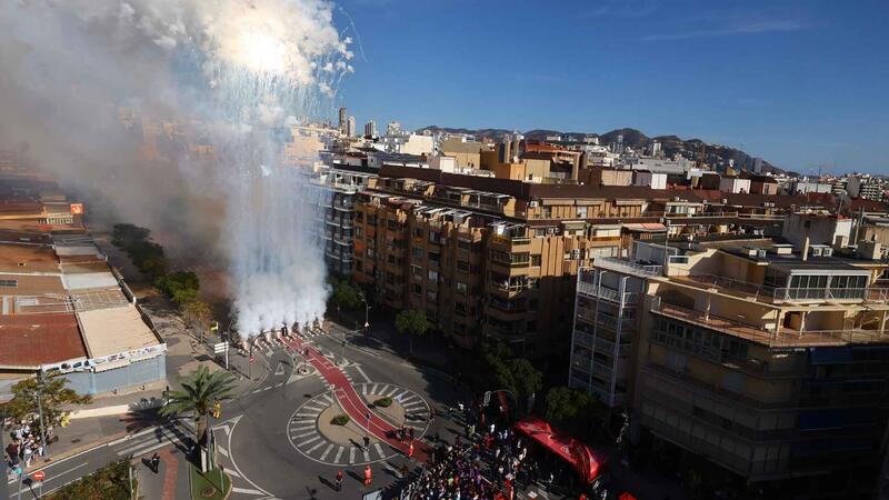 Una ensordidora mascletà i una multitudinària missa protagonitzen els primers actes del dia de la Mare de Déu