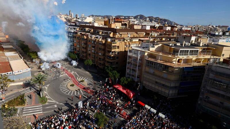 Una ensordidora mascletà i una multitudinària missa protagonitzen els primers actes del dia de la Mare de Déu