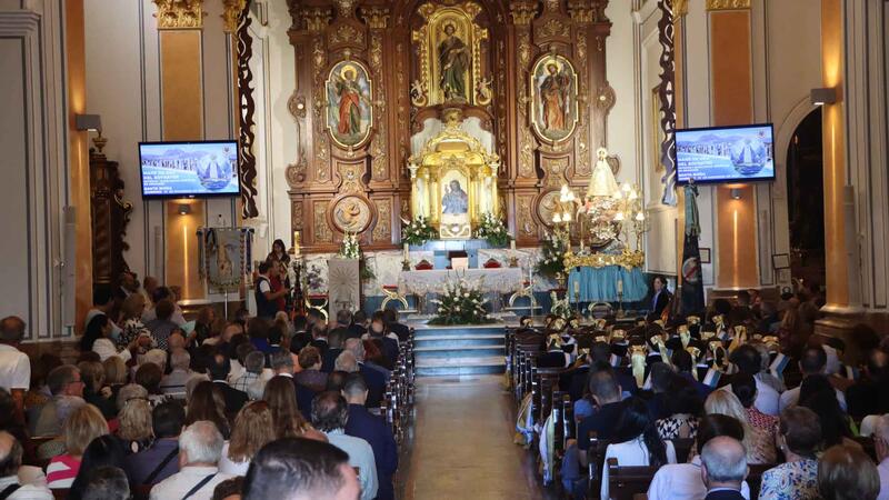 Una ensordidora mascletà i una multitudinària missa protagonitzen els primers actes del dia de la Mare de Déu