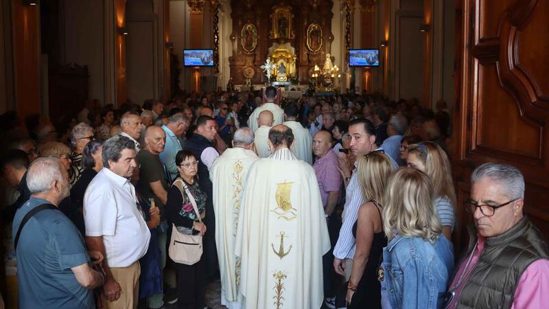 Una ensordidora mascletà i una multitudinària missa protagonitzen els primers actes del dia de la Mare de Déu
