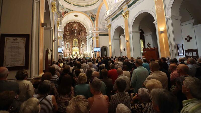 Una ensordidora mascletà i una multitudinària missa protagonitzen els primers actes del dia de la Mare de Déu