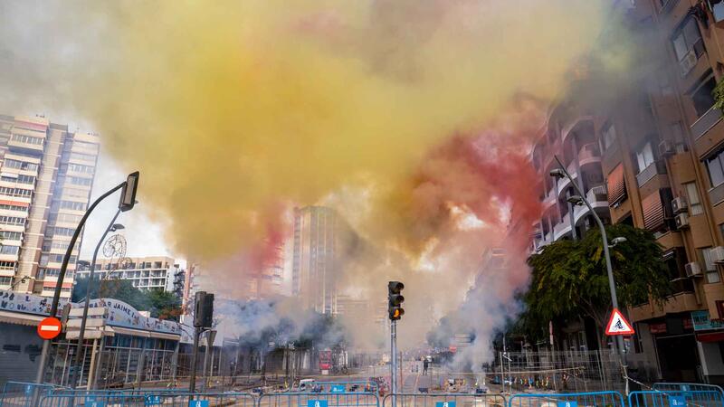 126 atronadores kilos de pólvora encienden la cuarta mascletá de fiestas en Benidorm
