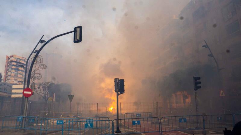 126 atronadores kilos de pólvora encienden la cuarta mascletá de fiestas en Benidorm