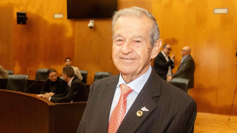 Ángel Olmo Quesada rep el reconeixement com a Veí Exemplar de Benidorm
