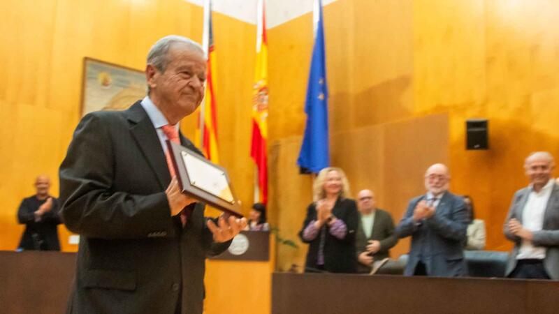 Ángel Olmo Quesada rep el reconeixement com a Veí Exemplar de Benidorm