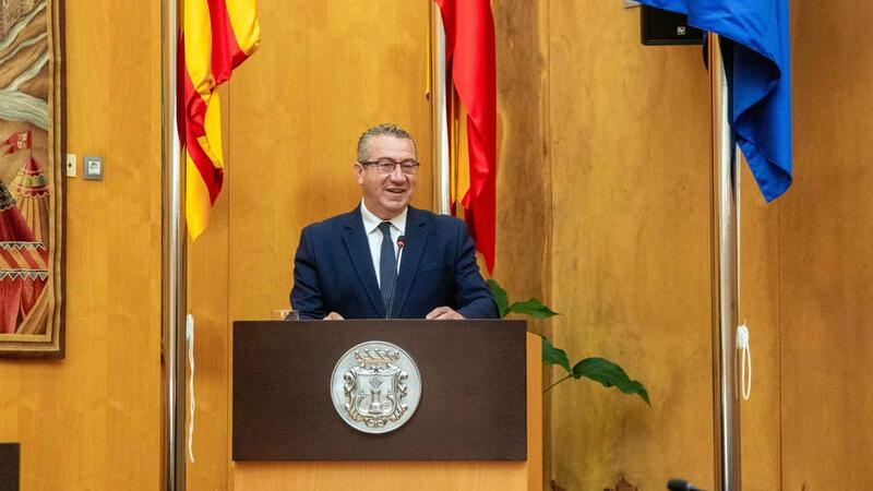 Ángel Olmo Quesada rep el reconeixement com a Veí Exemplar de Benidorm