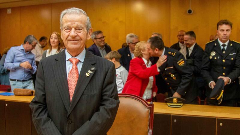 Ángel Olmo Quesada rep el reconeixement com a Veí Exemplar de Benidorm