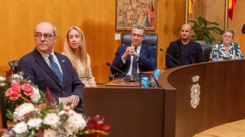 Ángel Olmo Quesada rep el reconeixement com a Veí Exemplar de Benidorm