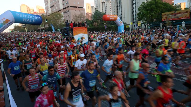 La Benidorm Half 2024 bat el seu rècord de participació i convertix la ciutat en una festa de l