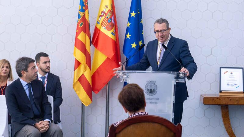 María Botella, Medalla Corporativa de Benidorm en el Día de la Constitución