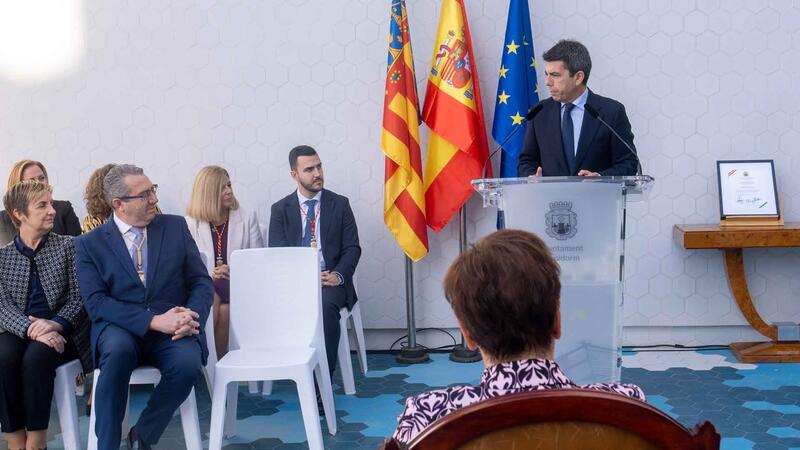 María Botella, Medalla Corporativa de Benidorm en el Día de la Constitución