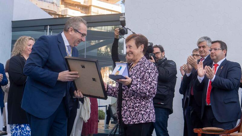 María Botella, Medalla Corporativa de Benidorm en el Día de la Constitución