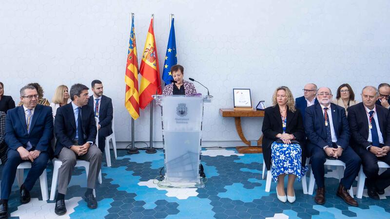 María Botella, Medalla Corporativa de Benidorm en el Día de la Constitución