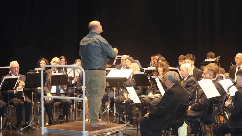 La SM L’Illa de Benidorm homenajea a Antonio Saval en el concierto en honor a Santa Cecilia 