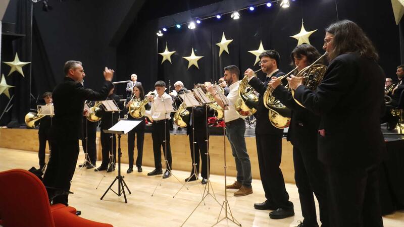La SM L’Illa de Benidorm homenajea a Antonio Saval en el concierto en honor a Santa Cecilia 
