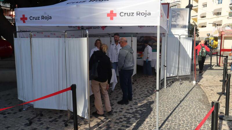 La unidad móvil de la Conselleria de Sanidad de vacunación contra la gripe y el Covid 19 se instala en Benidorm