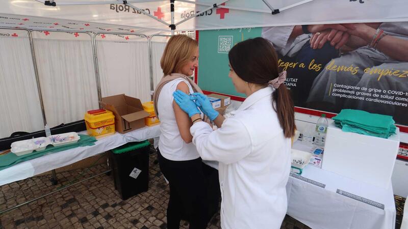 La unidad móvil de la Conselleria de Sanidad de vacunación contra la gripe y el Covid 19 se instala en Benidorm
