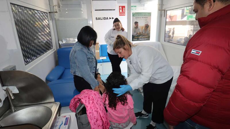 La unidad móvil de la Conselleria de Sanidad de vacunación contra la gripe y el Covid 19 se instala en Benidorm