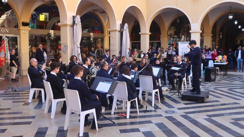 La Banda Juvenil de la Unión Musical de Benidorm llena la Plaza Mayor en su concierto en honor a Santa Cecilia