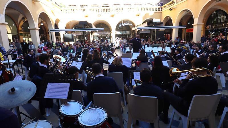 La Banda Juvenil de la Unión Musical de Benidorm llena la Plaza Mayor en su concierto en honor a Santa Cecilia