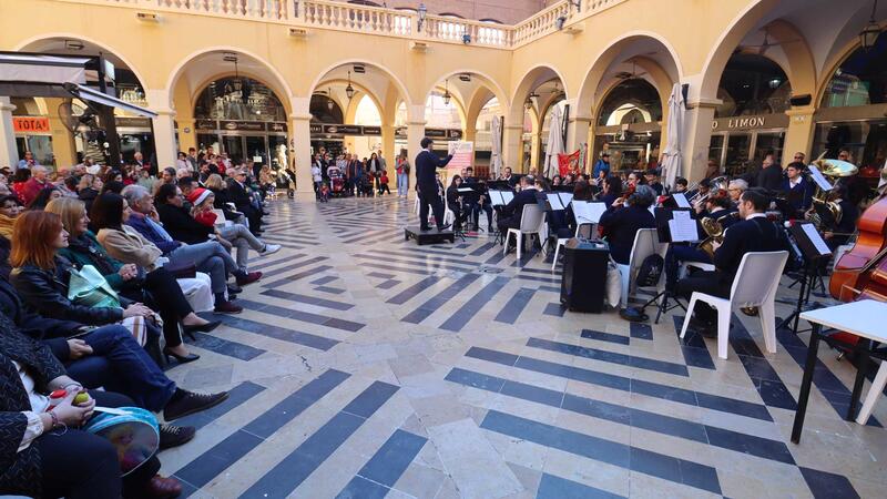 La Banda Juvenil de la Unión Musical de Benidorm llena la Plaza Mayor en su concierto en honor a Santa Cecilia