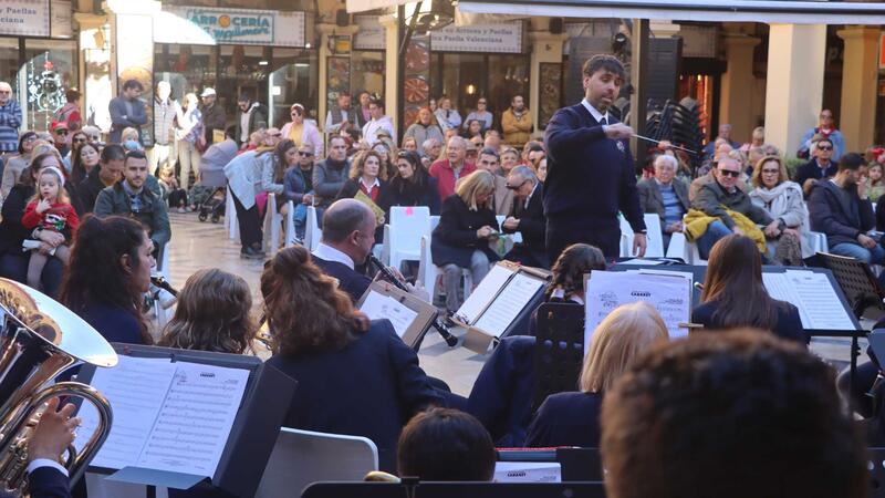 La Banda Juvenil de la Unión Musical de Benidorm llena la Plaza Mayor en su concierto en honor a Santa Cecilia