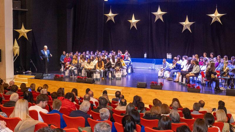 Benidorm entrega los premios al rendimiento académico de Primaria y Secundaria