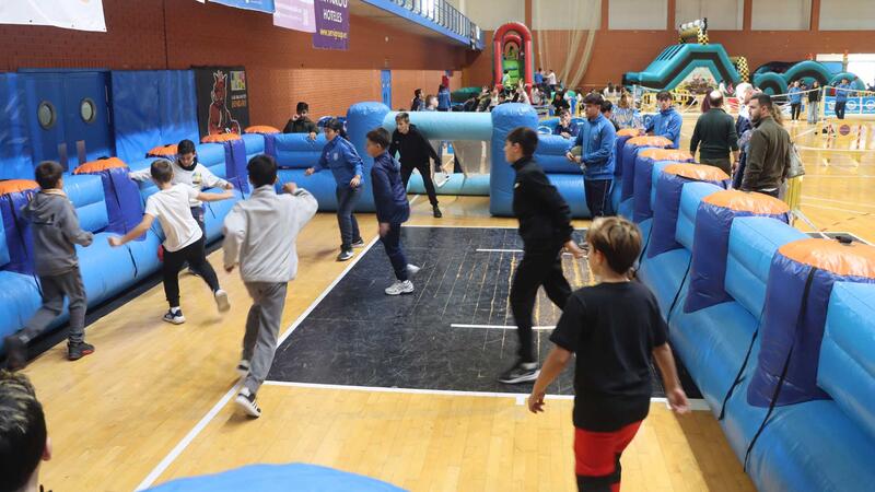 El Palau d’Esports L’Illa de Benidorm celebra hoy y mañana la XIII Feria Deportiva Infantil