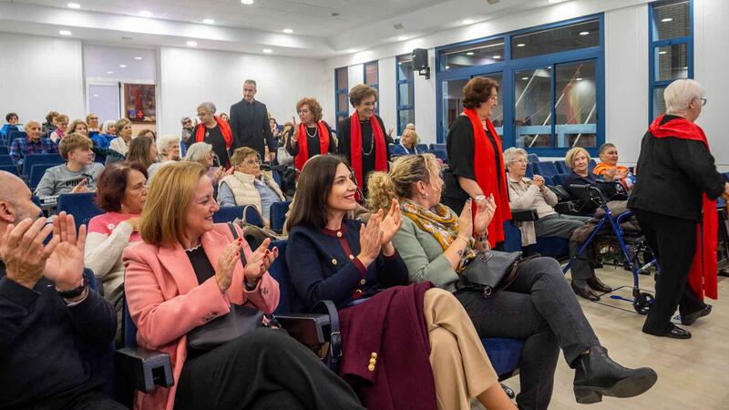 Las Amas de Casa felicitan las fiestas a todo Benidorm en su Festival de Navidad