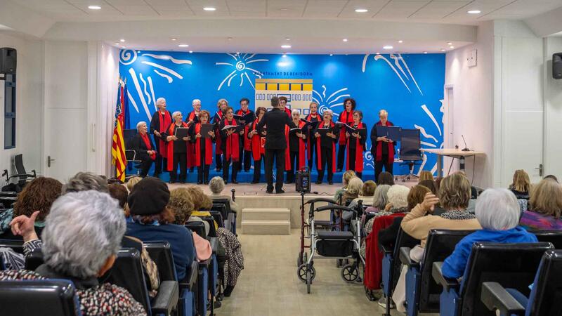 Las Amas de Casa felicitan las fiestas a todo Benidorm en su Festival de Navidad