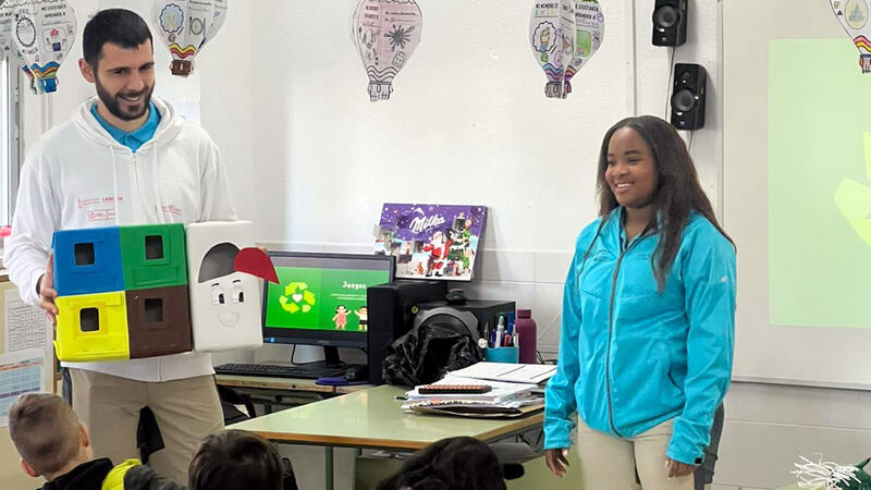 Más de 600 escolares crean adornos navideños a partir de materiales reutilizados en un taller de educación ambiental