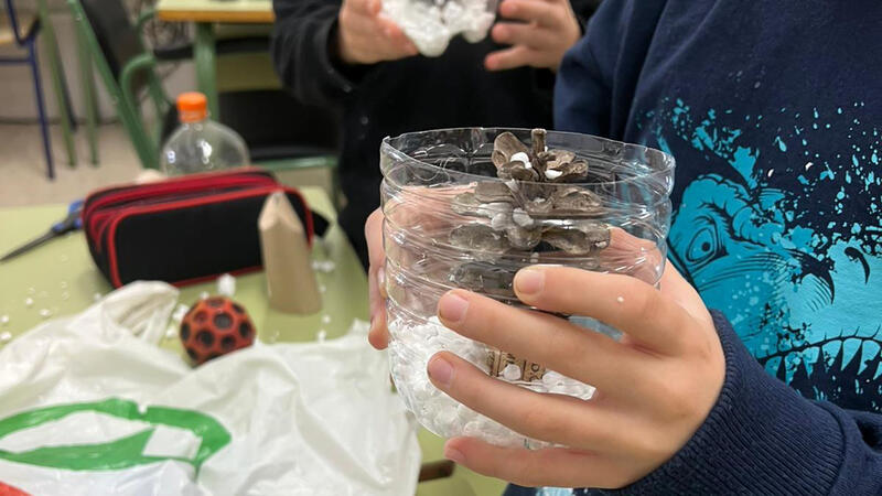 Más de 600 escolares crean adornos navideños a partir de materiales reutilizados en un taller de educación ambiental