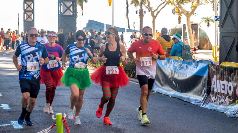 La San Silvestre de Benidorm reúne a 800 deportistas en un domingo lúdico de Navidad