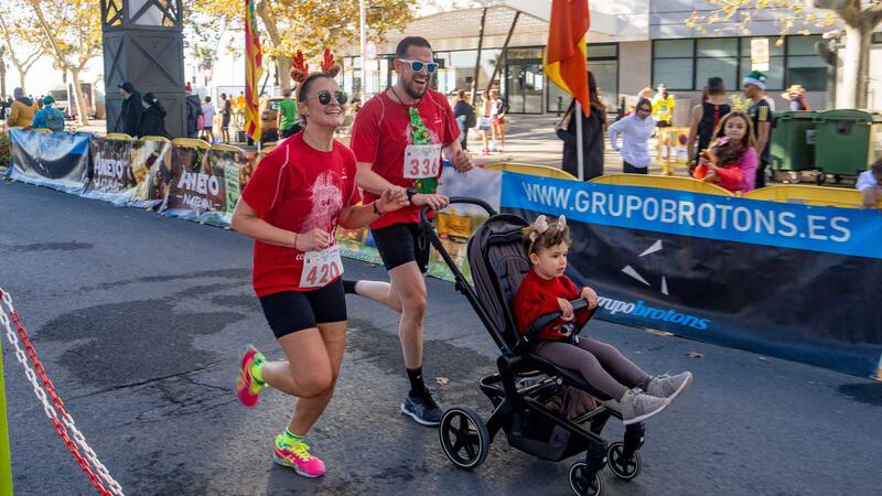 La San Silvestre de Benidorm reúne a 800 deportistas en un domingo lúdico de Navidad