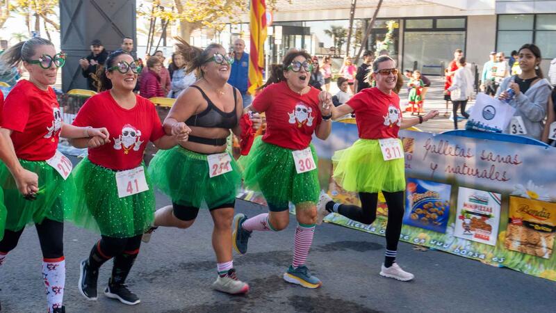La San Silvestre de Benidorm reúne a 800 deportistas en un domingo lúdico de Navidad