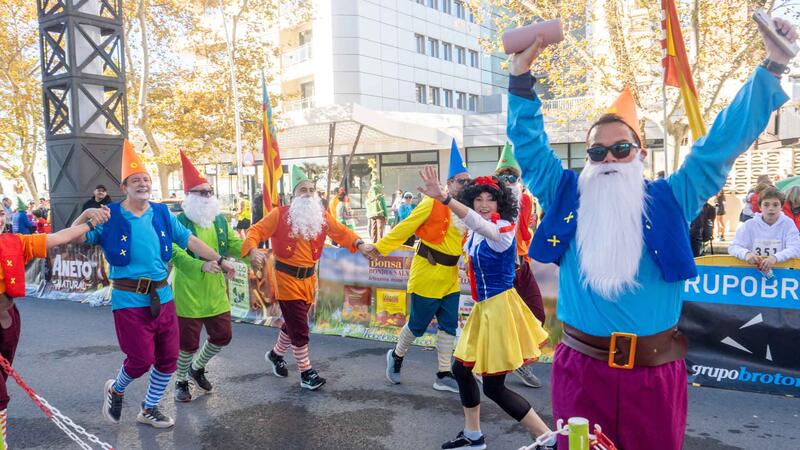 La San Silvestre de Benidorm reúne a 800 deportistas en un domingo lúdico de Navidad