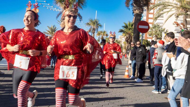 La San Silvestre de Benidorm reúne a 800 deportistas en un domingo lúdico de Navidad