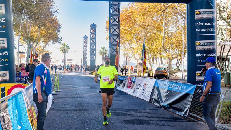 La San Silvestre de Benidorm reúne a 800 deportistas en un domingo lúdico de Navidad
