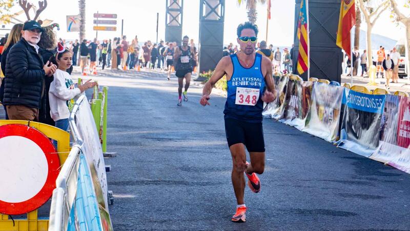 La San Silvestre de Benidorm reúne a 800 deportistas en un domingo lúdico de Navidad