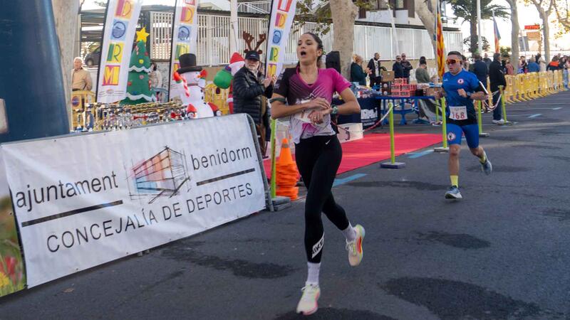 La San Silvestre de Benidorm reúne a 800 deportistas en un domingo lúdico de Navidad