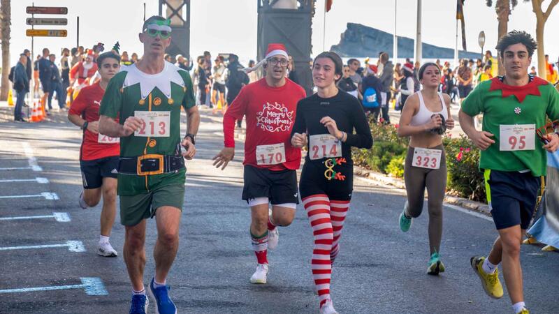 La San Silvestre de Benidorm reúne a 800 deportistas en un domingo lúdico de Navidad