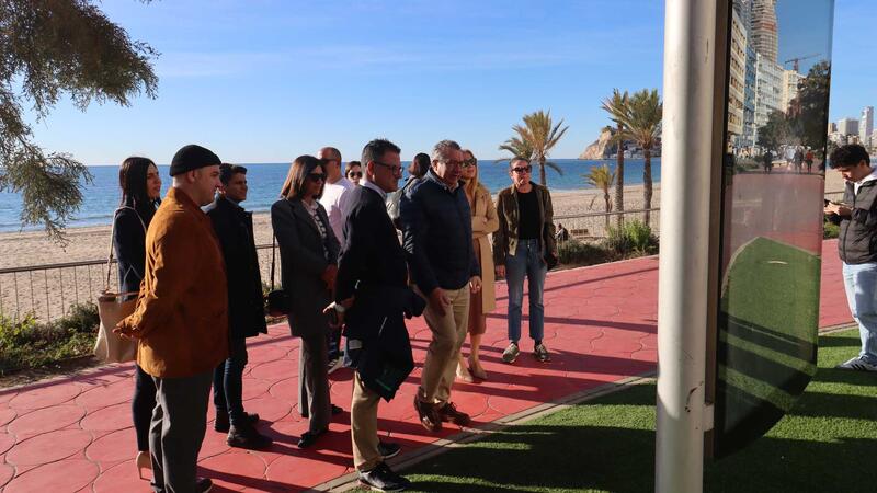 Benidorm inaugura la muestra fotográfica ‘Las luces de la ciudad’ del cántabro Agustín Martín