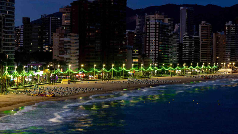 Benidorm aprueba el contrato de obra de la segunda fase de renovación de la catenaria lumínica de Levante por 1.099.383 euros