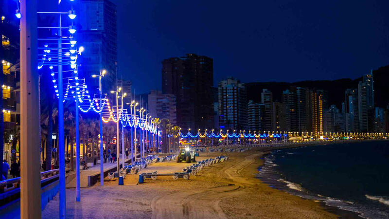 Benidorm aprueba el contrato de obra de la segunda fase de renovación de la catenaria lumínica de Levante por 1.099.383 euros