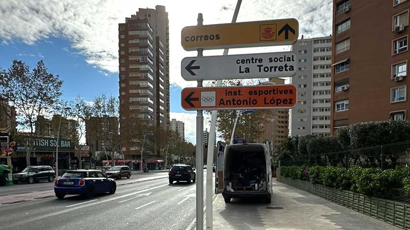 Benidorm ultima la colocación de los postes y la cartelería del Plan de Señalización Direccional