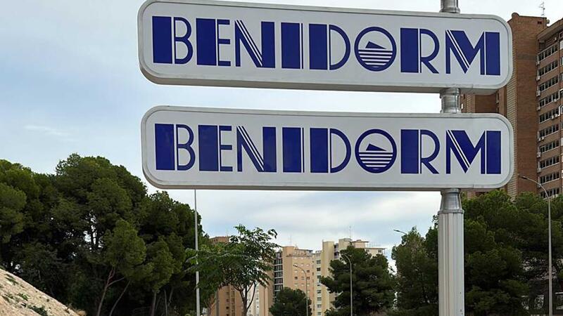 Benidorm ultima la colocación de los postes y la cartelería del Plan de Señalización Direccional