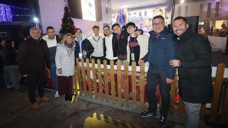 Loops estrena ‘El niño del pueblo’ en la Plaza de la Navidad de Benidorm 