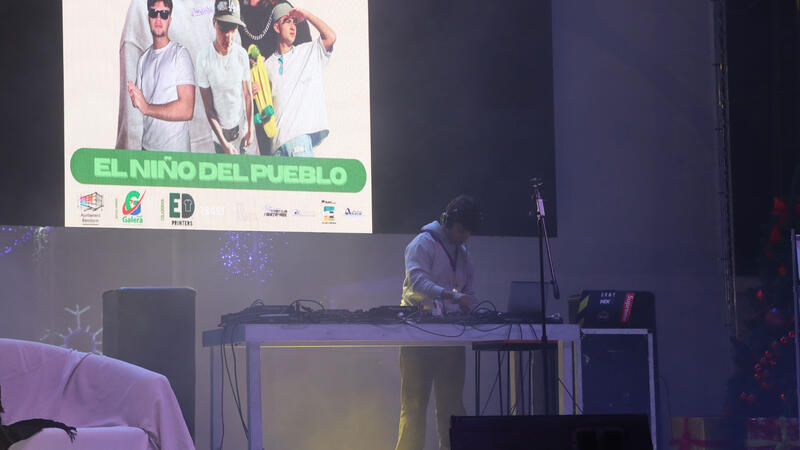 Loops estrena ‘El niño del pueblo’ en la Plaza de la Navidad de Benidorm 