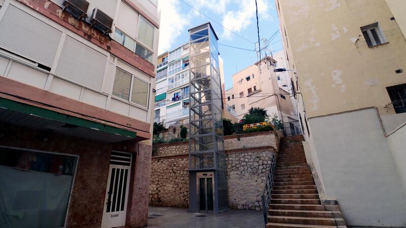 Benidorm pone en marcha el ascensor de la calle Jilguero para hacer más accesible la conexión entre Jaime I y Tordo