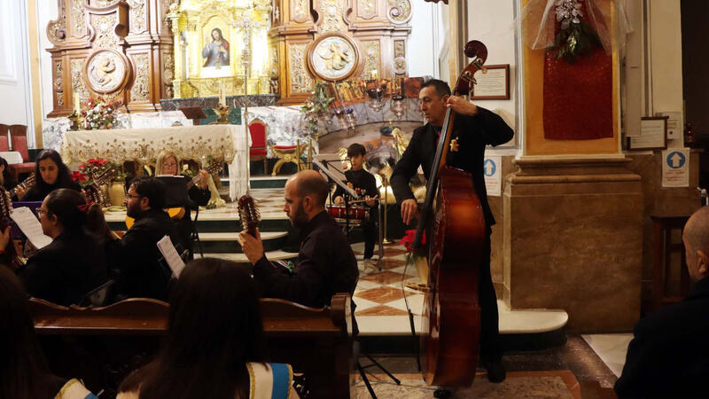 La rondalla de La Barqueta llena la iglesia de Sant Jaume y Santa Anna en su Concert de Nadal